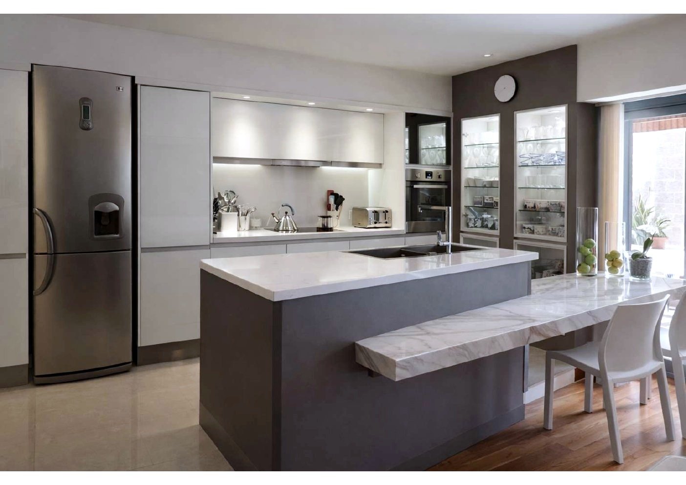 Cocina contemporánea gris cemento con isla y pileta integrada