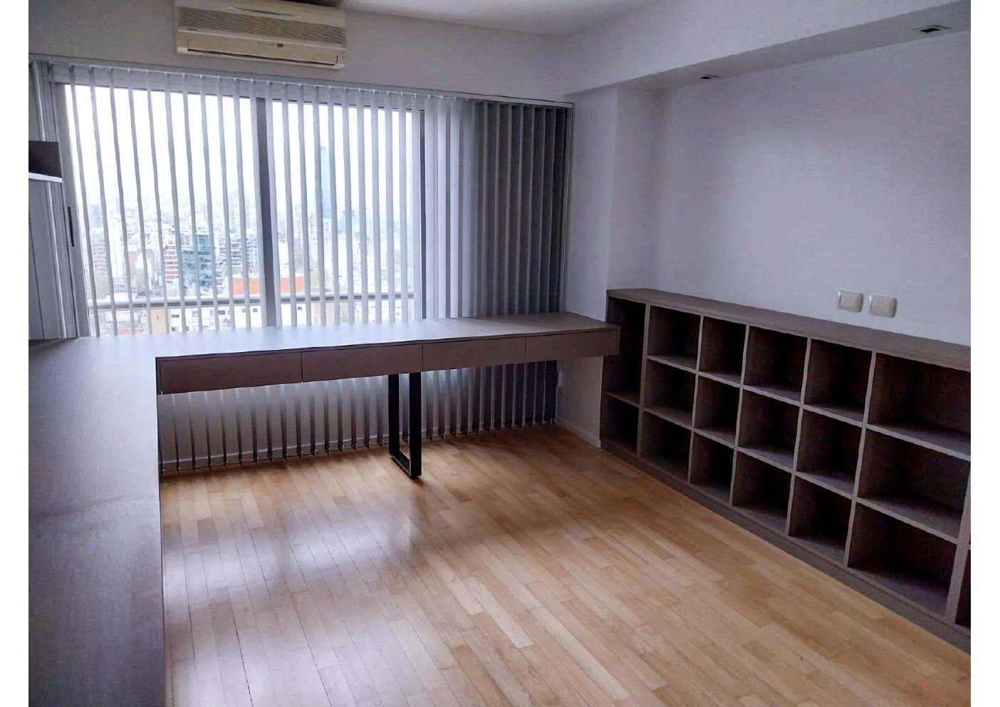 Estudio con escritorio modular y módulo de archivo lateral