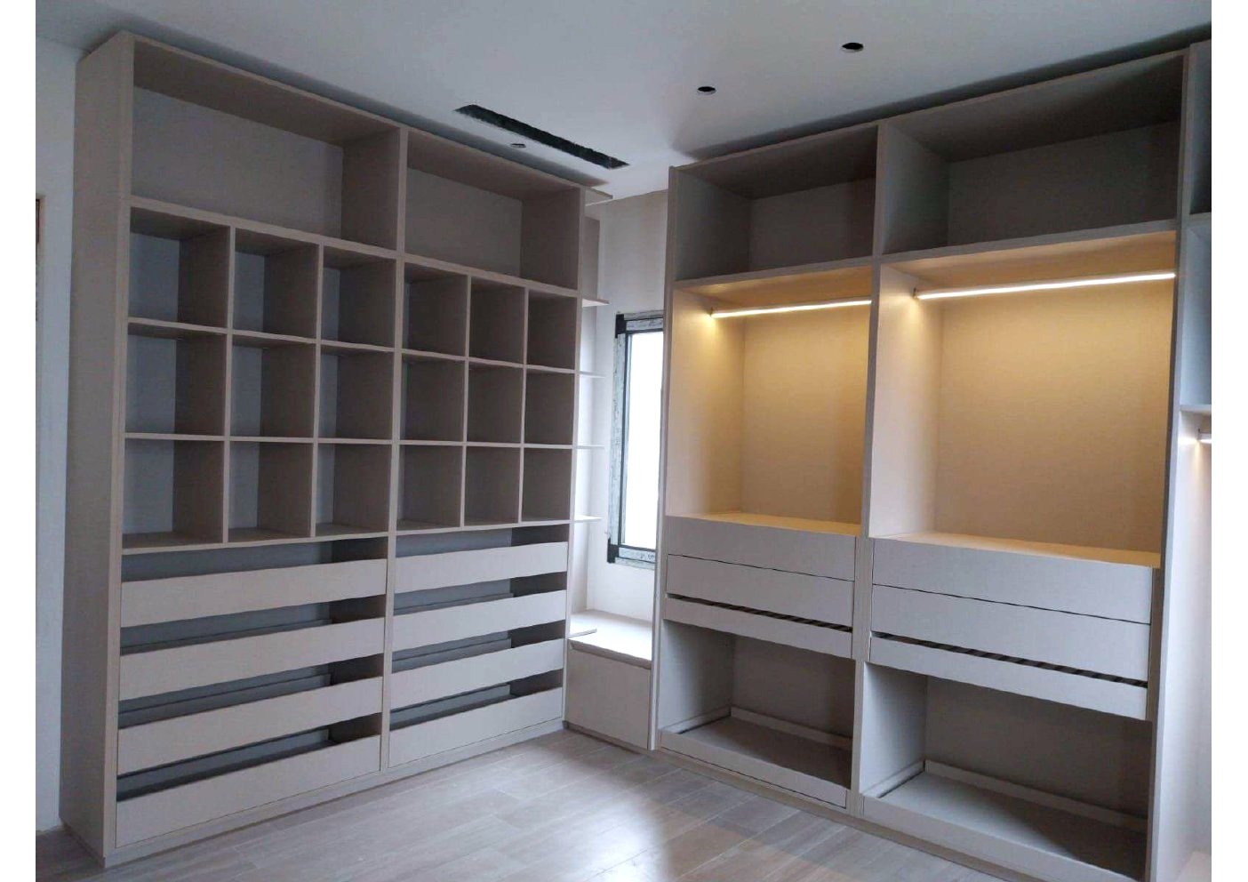 Vestidor iluminado con cajonería soft close