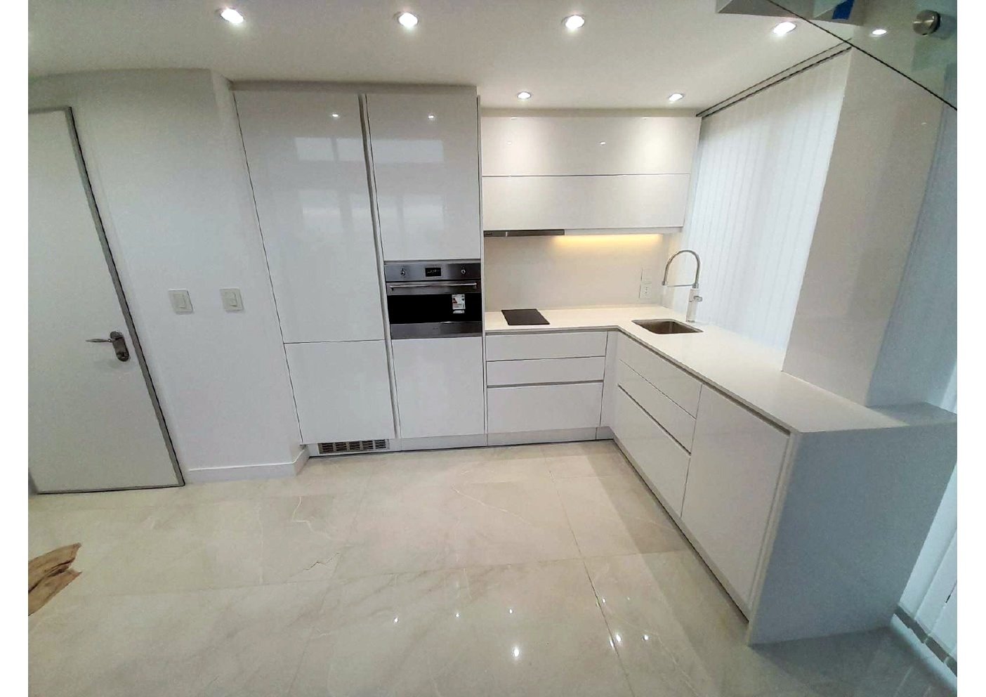 Cocina blanca minimalista lacado alto brillo