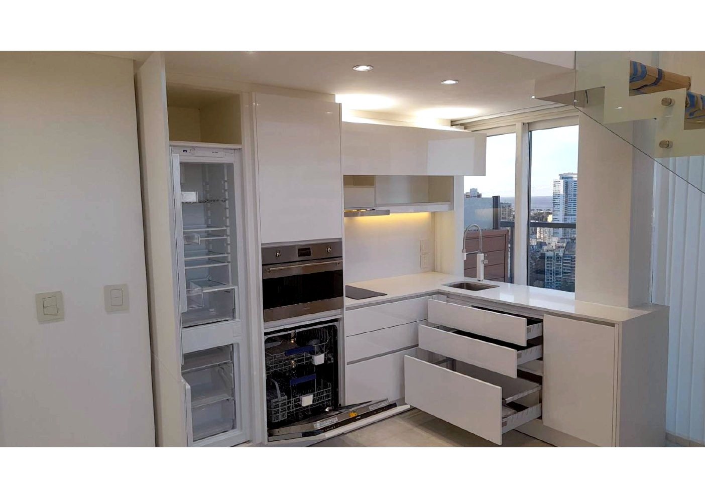 Detalle cajonería cocina blanca con sistema de apertura push